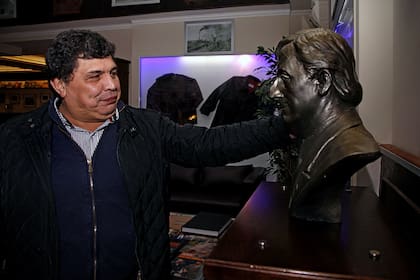 NK Ateneo: Rudy Ulloa con el busto de Néstor Kirchner que instaló en su "bar literario", que es un museo