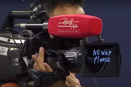 "No a la guerra", escrito en una cámara por el tenista ruso Andrey Rublev