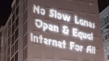 "No a las vías lentas. Internet abierto e igualitario para todos", decía este mensaje proyectado en un edificio de Washington DC el 7 de diciembre