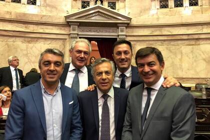 No baja la tensión entre los legisladores nacionales del frente opositor que pelean por la Gobernación de Mendoza: Alfredo Cornejo (centro) y Omar De Marchi (derecha)