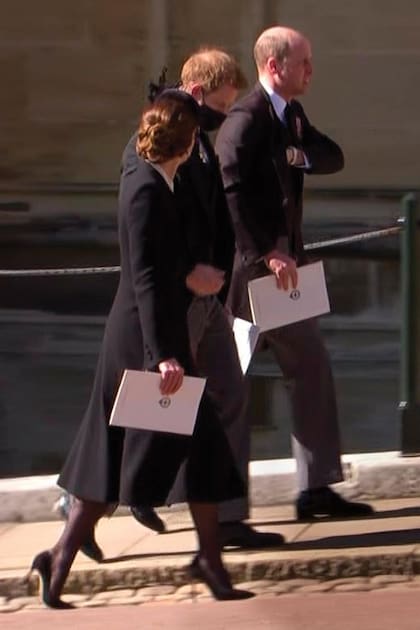 No caminaron hombro a hombro en la procesión,
pero William y Harry buscaron la manera de
encontrarse tras el entierro de su abuelo
