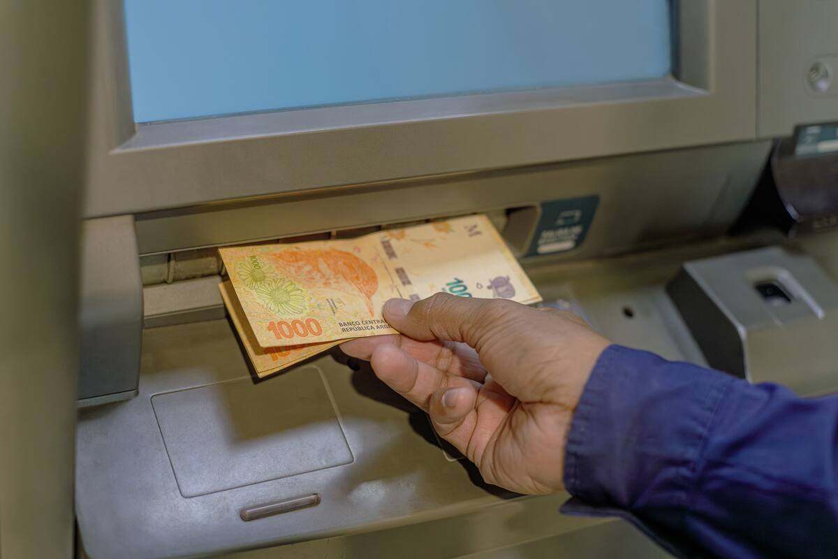 No cierran los bancos hoy; en cambio, sí lo hacen los supermercados