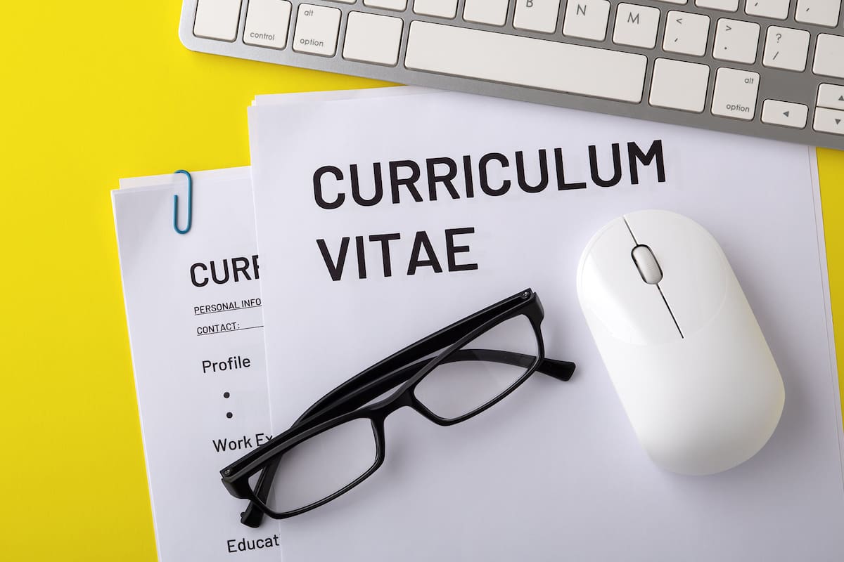 No consigna datos de edad ni de género de la persona que se postula a un puesto