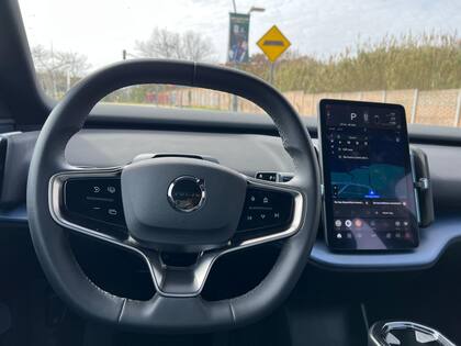 No cuenta con un instrumental, pero sí con un sensor hacia el conductor para detectar distracciones al volante