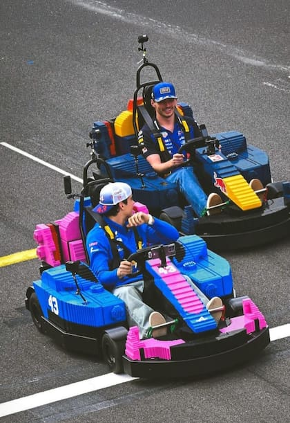 "No deberíamos parecer niños o payasos", señaló el neerlandés Max Verstappen. A pesar de sus críticas, el desfile de los pilotos fue a bordo de miniautos construidos con piezas Lego. Y así se lo vio, divertido, junto a Franco Colapinto