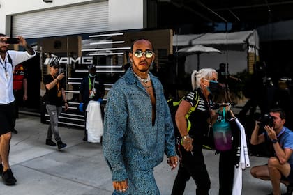 “No deberíamos tener que seguir revisando este tema todos los fines de semana”, indicó Lewis Hamilton. (Photo by CHANDAN KHANNA / AFP)