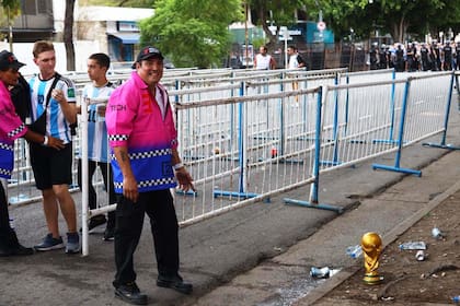 No dejan pasar con las "Copas del mundo" al estadio
