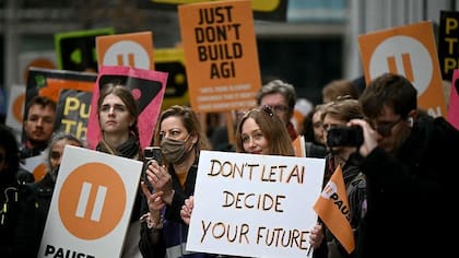 "No dejes que la IA decida tu futuro". Activistas como PauseAI también han instado a empresas como Google a detener sus esfuerzos para construir sistemas de IA altamente capaces.