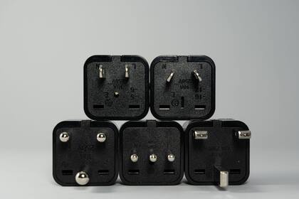 No desconectar el cargador de un teléfono, como también los de otros dispositivos en reposo, puede generar un consumo extra de energía