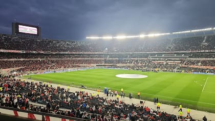 No entra un alfiler: un Monumental repleto aguarda por el enfrentamiento ante Estudiantes de La Plata.