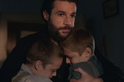 "No es habitual que te ofrezcan un papel con tantos matices, capas y complejidad", señala Christopher Abbott sobre Adam Trask, el personaje que interpreta en la miniserie