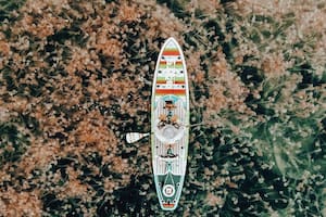 No es habitual ver tantas medusas juntas, mucho menos desde una toma aérea como al que capturó este fotógrafo con su dron