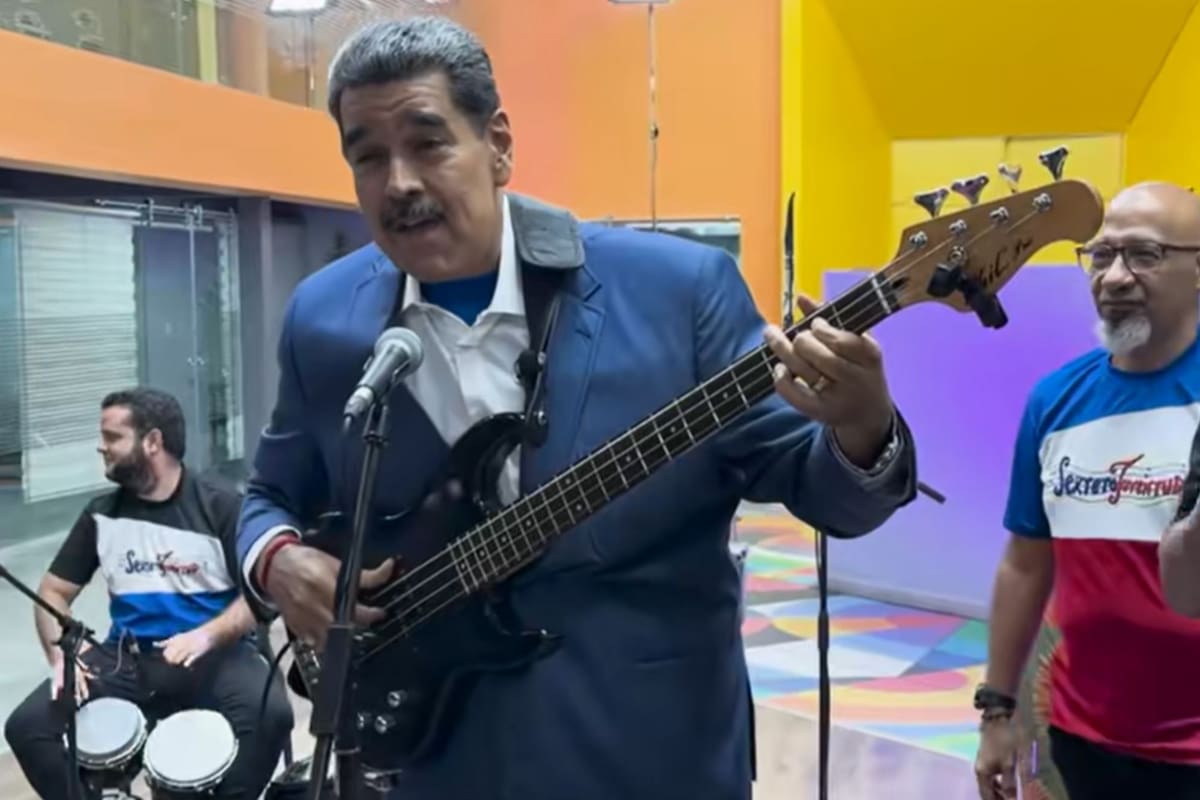 No es IA: Nicolás Maduro tocando el bajo con Sexteto Juventud