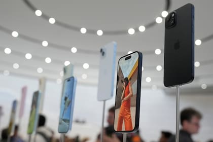 No es ideal conectar el cable al celular y luego el cargador al enchufe a la pared