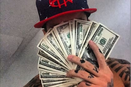 No es la primera vez que Alex exhibe dinero en sus cuentas de redes