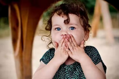 No es lo mismo "lo tiramos" que "se nos cayó"