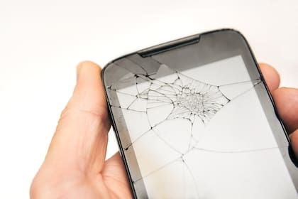 No es lo mismo que se rompa el vidrio protector que la pantalla en sí, pero muchas veces hay que cambiarlas juntas