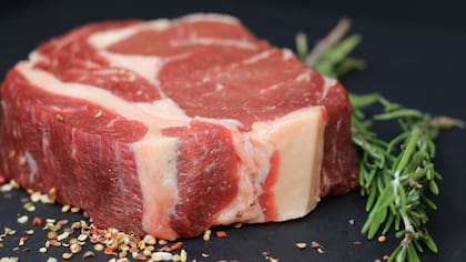 No es necesario sellar al vacío como lo hacen las grandes cadenas de supermercados y restaurantes; aunque sí es fundamental controlar la humedad durante el congelamiento para mantener el sabor fresco de la carne