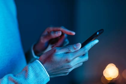No es recomendable usar el celular antes de irse a dormir