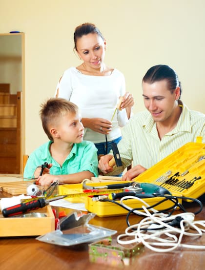 No es solo ahorro: lo que dice la psicología sobre quienes reparan objetos en casa (Foto: Freepik)
