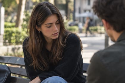 No es solo timidez: qué significa que alguien evite mirarte a los ojos cuando habla (Foto: imagen ilustrativa con IA)