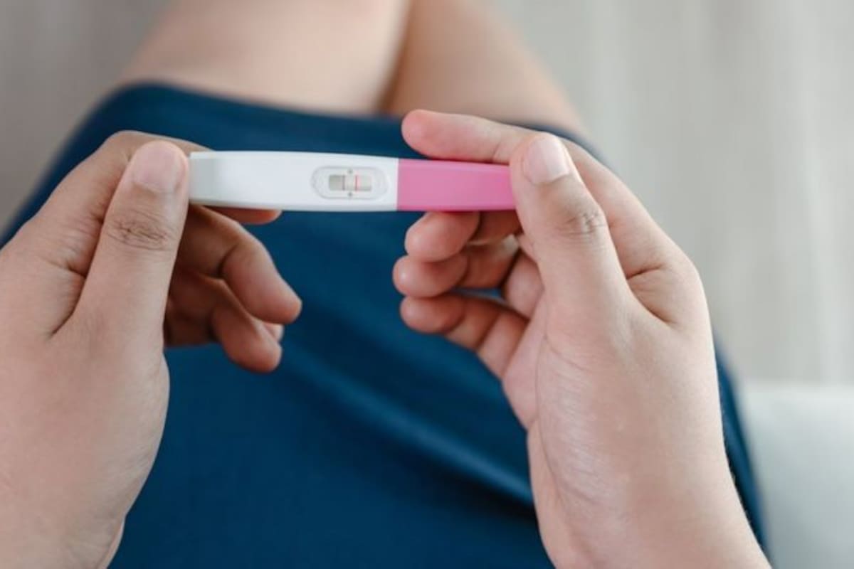 No es solo una tradición que adoptan muchas mujeres sin darle muchas vueltas al asunto, es una recomendación que también hacen algunos médicos y matronas para supuestamente proteger a los padres de tener que lidiar públicamente con la mala noticia