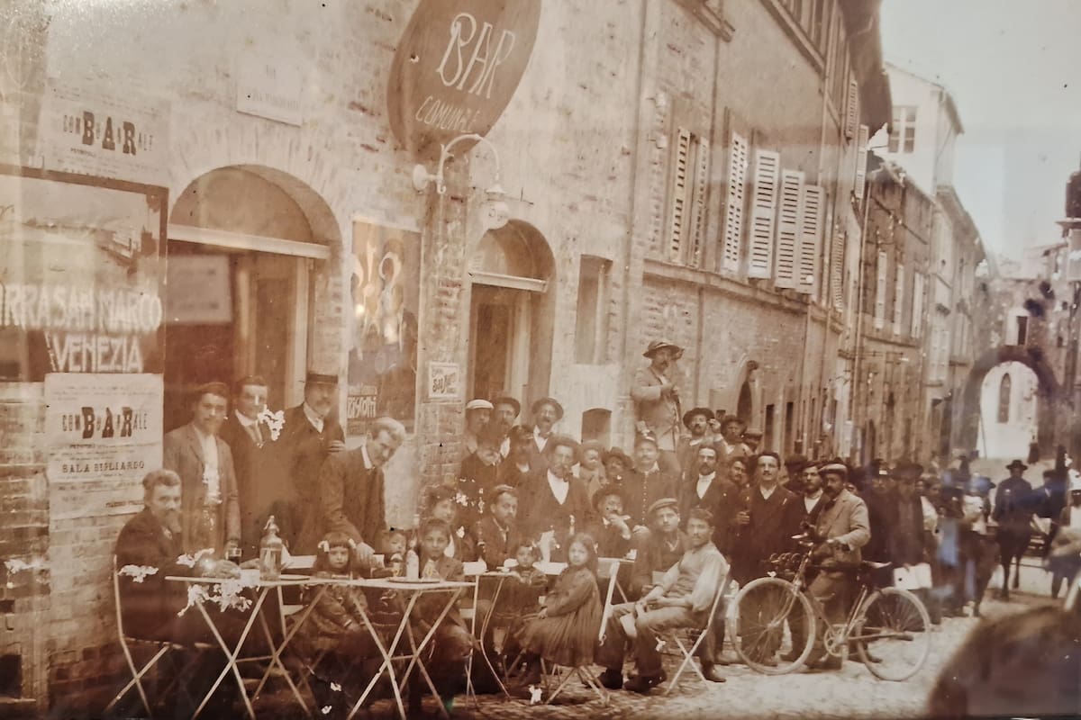 No es un pasaporte: es volver a casa. Cada vez más argentinos reconstruyen su historia familiar en Italia y transforman el trámite de ciudadanía en una experiencia de identidad. En la imagen, un bar frente a la Comune de Petritoli, al día de hoy sigue abierto y es el centro social de la zona.