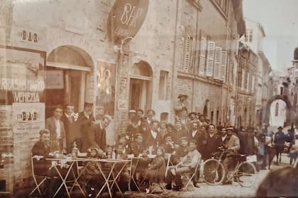 No es un pasaporte: es volver a casa. Cada vez más argentinos reconstruyen su historia familiar en Italia y transforman el trámite de ciudadanía en una experiencia de identidad. En la imagen, un bar frente a la Comune de Petritoli, al día de hoy sigue abierto y es el centro social de la zona.