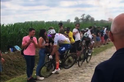 No es un saludo cariñoso a una espectadora, sino la pérdida del control de la bicicleta sobre un camino de adoquines a gran velocidad; por un aficionado situado donde no correspondía, el italiano Daniel Oss abandonará el Tour de Francia con una fractura de cuello.