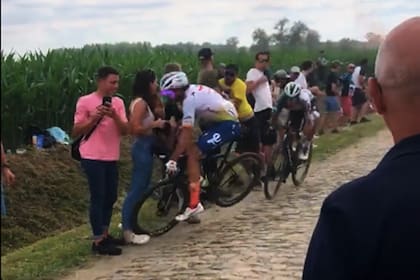No es un saludo cariñoso a una espectadora, sino la pérdida del control de la bicicleta sobre un camino de adoquines a gran velocidad; por un aficionado situado donde no correspondía, el italiano Daniel Oss abandonará el Tour de Francia con una fractura de cuello.