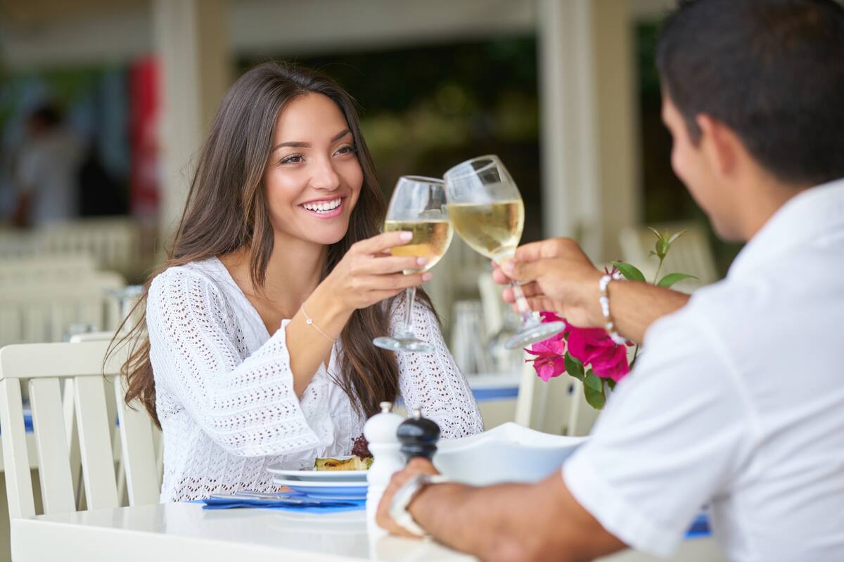 No es una aplicación si no una sofisticada compañía que arregla encuentros cara a cara