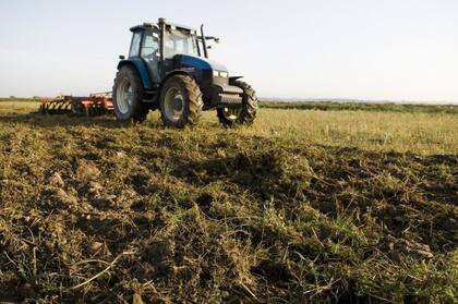 No está claro en qué momento comenzó a usarse el tractor, pero sí se coincide en que tardó mucho tiempo en instalarse y dejar su marca en la actividad económica
