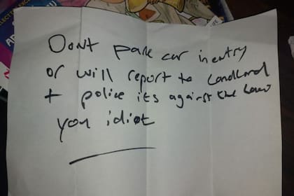 “No estacionés en la entrada o le informaré al propietario y a la policía. Es contra la ley, idiota”, se leyó en la nota (Crédito: Daily Star)