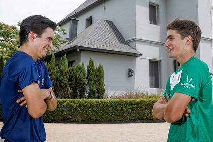 No había forma de que Poroto no se riera, o al menos no sonriera, cuando Camilo y él tenían que estar serios para una foto; "Es un tarado. Así no se puede", le espetó Jeta, con el humor y la confianza que le da ser amigo de su primo.