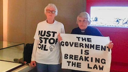 "No habrá libertad, legalidad ni derechos si permitimos que el colapso climático se convierta”, dijeron las mujeres, con un cartel que denuncia que "el gobierno está violando la ley"