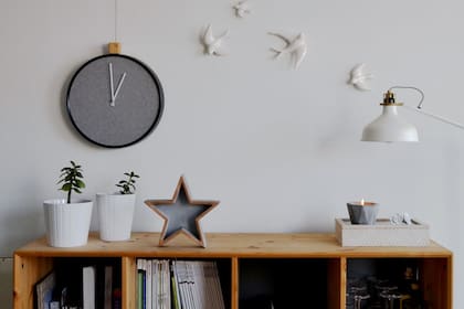 No hace falta comprar muebles nuevos para lograr un cambio. Los pequeños objetos también pueden hacer una gran diferencia.