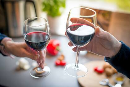 Según el relevamiento, algunas personas que superan los 40 años podrían tener algunos beneficios sobre la salud cardiovascular o la diabetes al consumir pequeñas cantidades de alcohol diarias, equivalentes a entre una y dos copas de vino