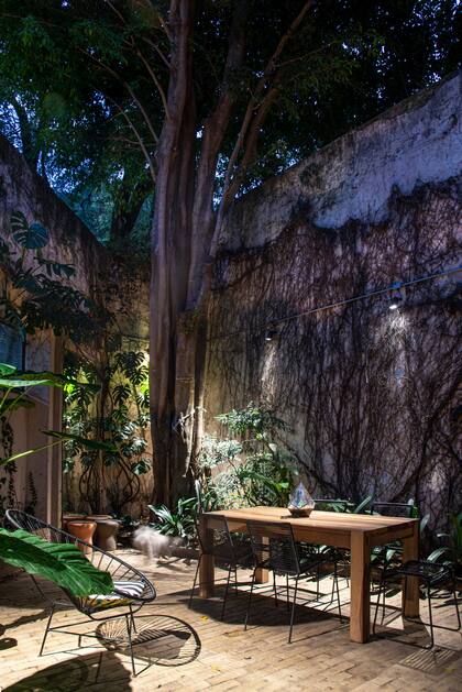 No hace falta un gran espacio para diseñar un rincón nocturno al aire libre