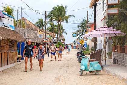 No hay asfalto en Holbox. Las calles, por las que sólo circulan bicicletas, carros de golf y unas pocas motos, son de arena blanca.