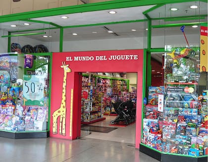 No hay chico que no se deslumbre ante las vidrieras de El Mundo del Juguete