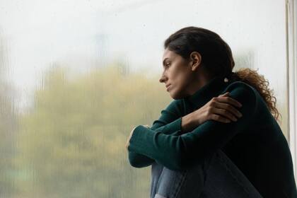 No hay consenso entre la comunidad médica sobre los efectos psicológicos de ver o incluso conversar a través de la IA con seres queridos que han fallecido.