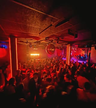 Crearon una de las fiestas del momento donde bailan jóvenes que descubren la música de los 90 y 2000 con personas de +40