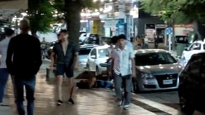 No hay diferencias entre los amigos de Fernando: todos afirman que los agresores siguieron pateando al joven cuando estaba tirado en la vereda sin reacción