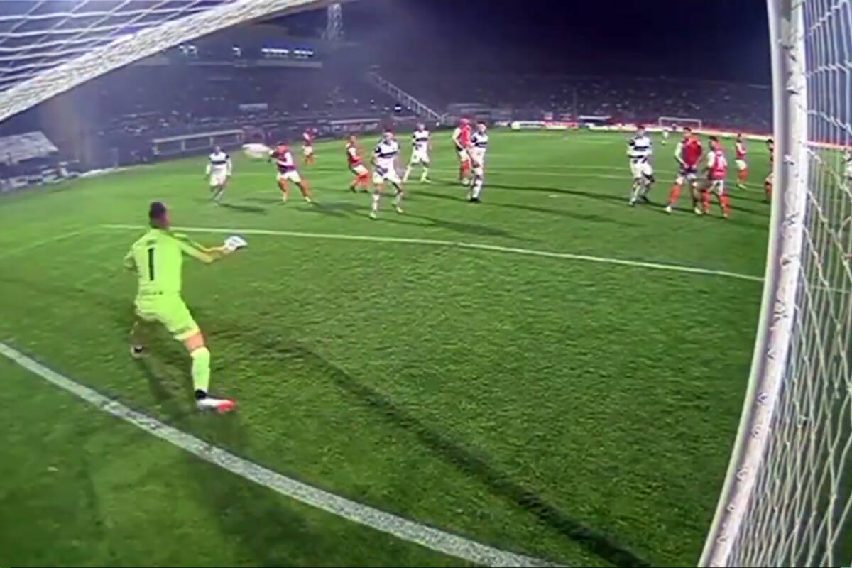 No hay forma para Sebastián Sosa: el misil de Benjamín Domínguez lo vence y se transforma en el empate parcial, a partir del cual Gimnasia derrotó a Independiente y pasó a la delantera de la Liga Profesional.