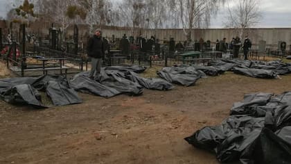 No hay guerra, dice la propaganda rusa, solo heroicos soldados rusos que defienden la patria mientras se cuidan de no atacar a los civiles