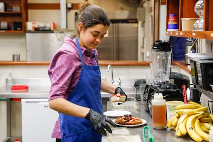 “No hay nadie quemado por el trabajo, trabajamos mucho porque hay mucha necesidad, pero no estamos agobiados”.