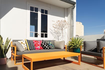 No hay ni parrilla ni mesa de comedor, sino que la decisión fue equiparla con un juego de living de exteriores (Mike Outdoor) y almohadones (Marimekko).