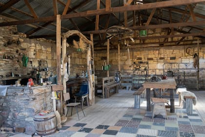 No hay objetos "modernos" en Rancho Patagónico: todo está pensado para sentirse en los años 40.