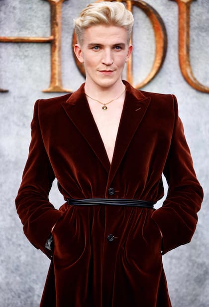 "No he visto Game Of Thrones", dijo Ewan Mitchell en una entrevista con ComicBook después de que la publicación le preguntara con quién de la serie original querría que interactuara su personaje, el príncipe Aemond Targaryen. "Tengo que hacer una confesión. Nunca la he visto y no quería verla al meterme en este papel", añadió