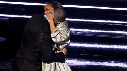 No hubo beso... pero hubo abrazo. ¡Conformate, Drake!